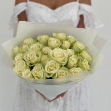 Букет из 25 белоснежных роз в матовой упаковке (Flow196)