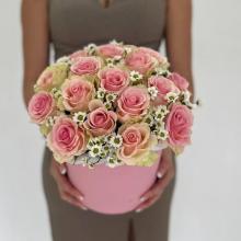 Шляпная коробка с фисташковыми розами, 25 роз и 2 сантини (Flow200)