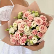 Букет из 7 кустовых роз и 4 эустом упаковке (Flow208)