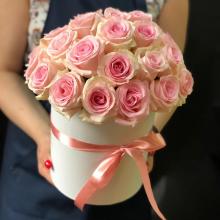 Шляпная коробка с 29 розовыми розами Кения