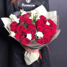 Букет 25 красных роз и эустом, 50 см