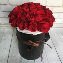 Шляпная коробка c 31 красной розой
