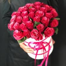 Шляпная коробка с малиновыми розами, 45 роз, высота 50 см