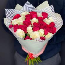 Букет из 29 красных и белых  роз Премиум