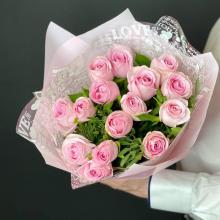Букет из 15 розовых роз с зеленью 45 см Кения.