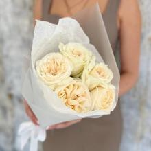 Букет из 5 роз (White O'hara) в дизайнерской упаковке