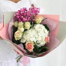 Букет цветов белой гортензии, гипсофилы роз и диантуса (flo54)