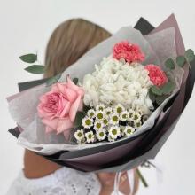 Букет цветов белой гортензии,  роз и диантуса (flo57)