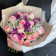 Букет из 15 розовых роз  и альстромерии  50 см