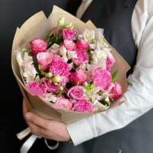 Букет из 15 розовых роз, диантуса , альстромерии лизиантуса  50 см