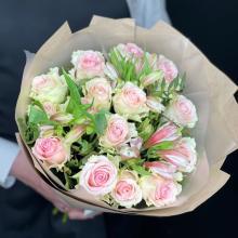 Букет из розовых роз и альстромерии 50 см