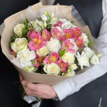 Букет из белых роз,лизиантуса и альстромерии 50 см